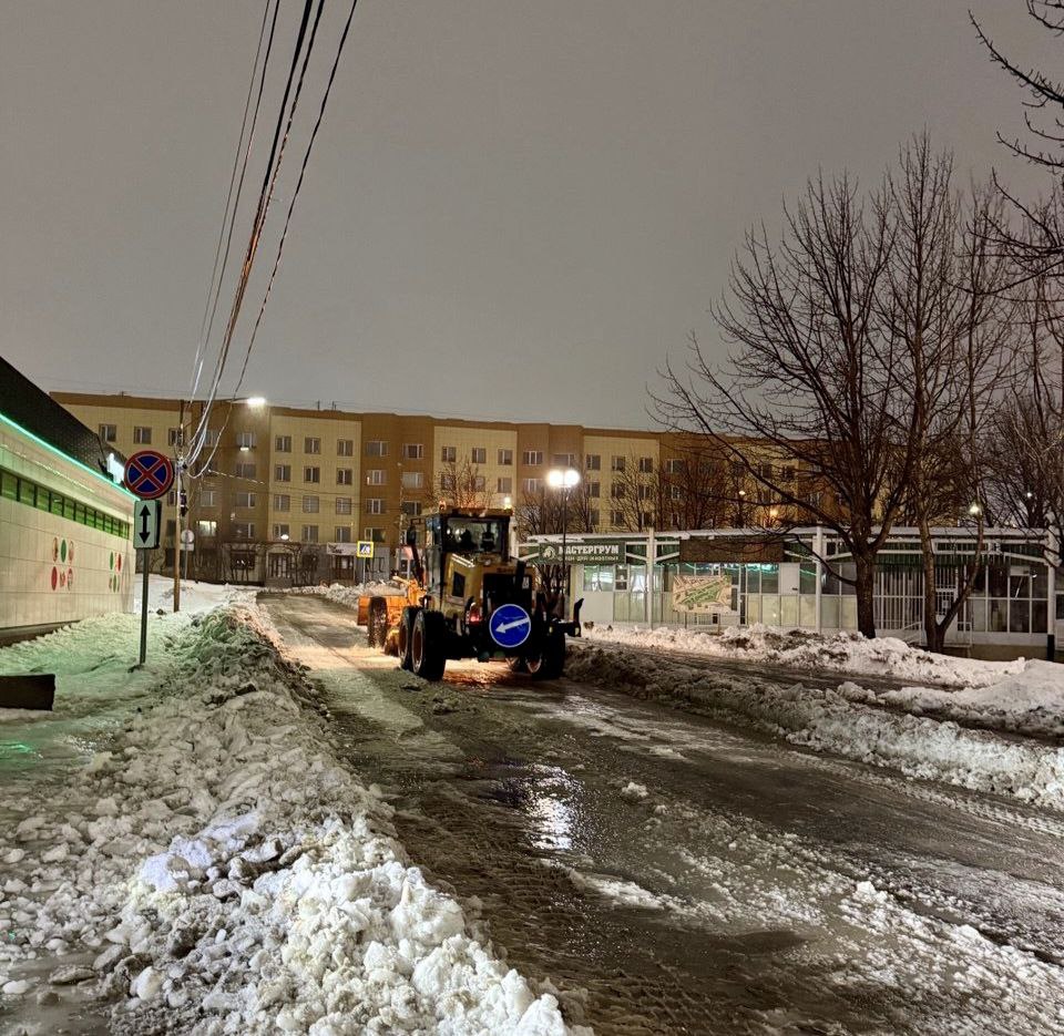 В ночную смену подрядные организации работали по расчистке внутриквартальных проездов В ночную смену подрядные организации работали по расчистке внутриквартальных проездов