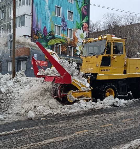 Город день за днем. 5 декабря 2025 года Городские службы ликвидируют последствия циклона в усиленном режиме Специализированная техника расчищает от снега магистрали, внутриквартальные проезды и придомовые территории Город день за днем. 5 декабря 2025 года Городские службы ликвидируют последствия циклона в усиленном режиме Специализированная техника расчищает от снега магистрали, внутриквартальные проезды и придомовые территории