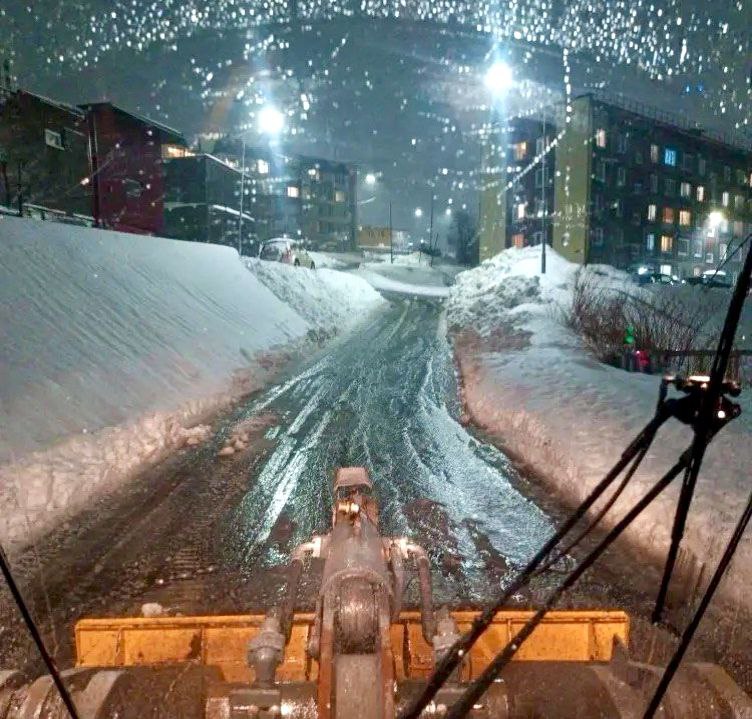 В ночную смену подрядные организации работали по расчистке внутриквартальных проездов В ночную смену подрядные организации работали по расчистке внутриквартальных проездов