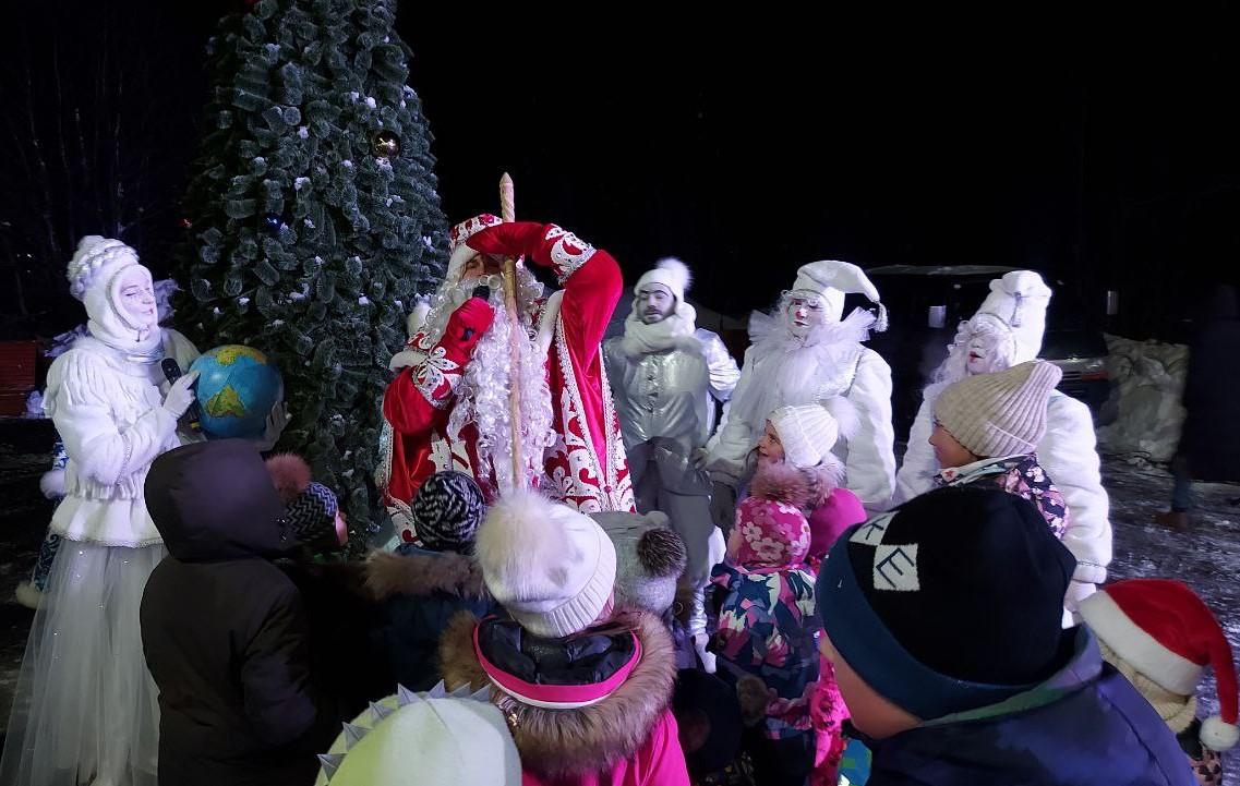 Новогодние праздники из-за циклона отменили сегодня возле двух елок в краевой столице