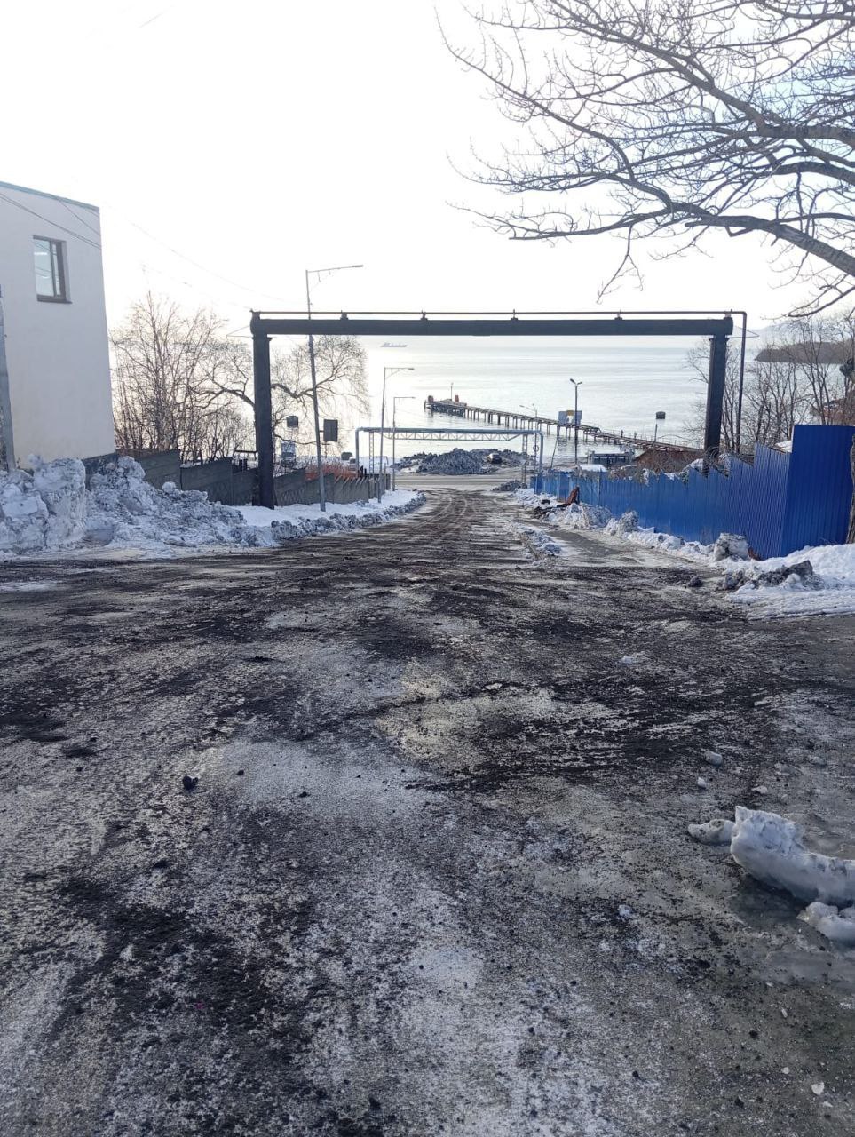 Город день за днем. 6 декабря 2025 года Дорожная техника продолжает работать расчищать и расширять внутриквартальные проезды Город день за днем. 6 декабря 2025 года Дорожная техника продолжает работать расчищать и расширять внутриквартальные проезды