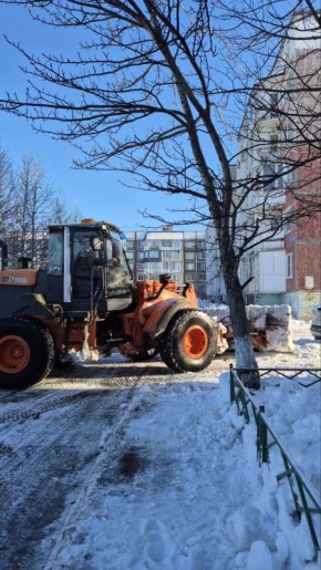 Дорожная техника работает внутри микрорайонов, продолжая расчищать и расширять внутриквартальные проезды