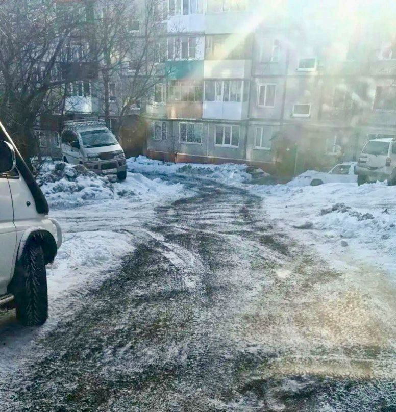 Город день за днем. 6 декабря 2025 года Дорожная техника продолжает работать расчищать и расширять внутриквартальные проезды Город день за днем. 6 декабря 2025 года Дорожная техника продолжает работать расчищать и расширять внутриквартальные проезды