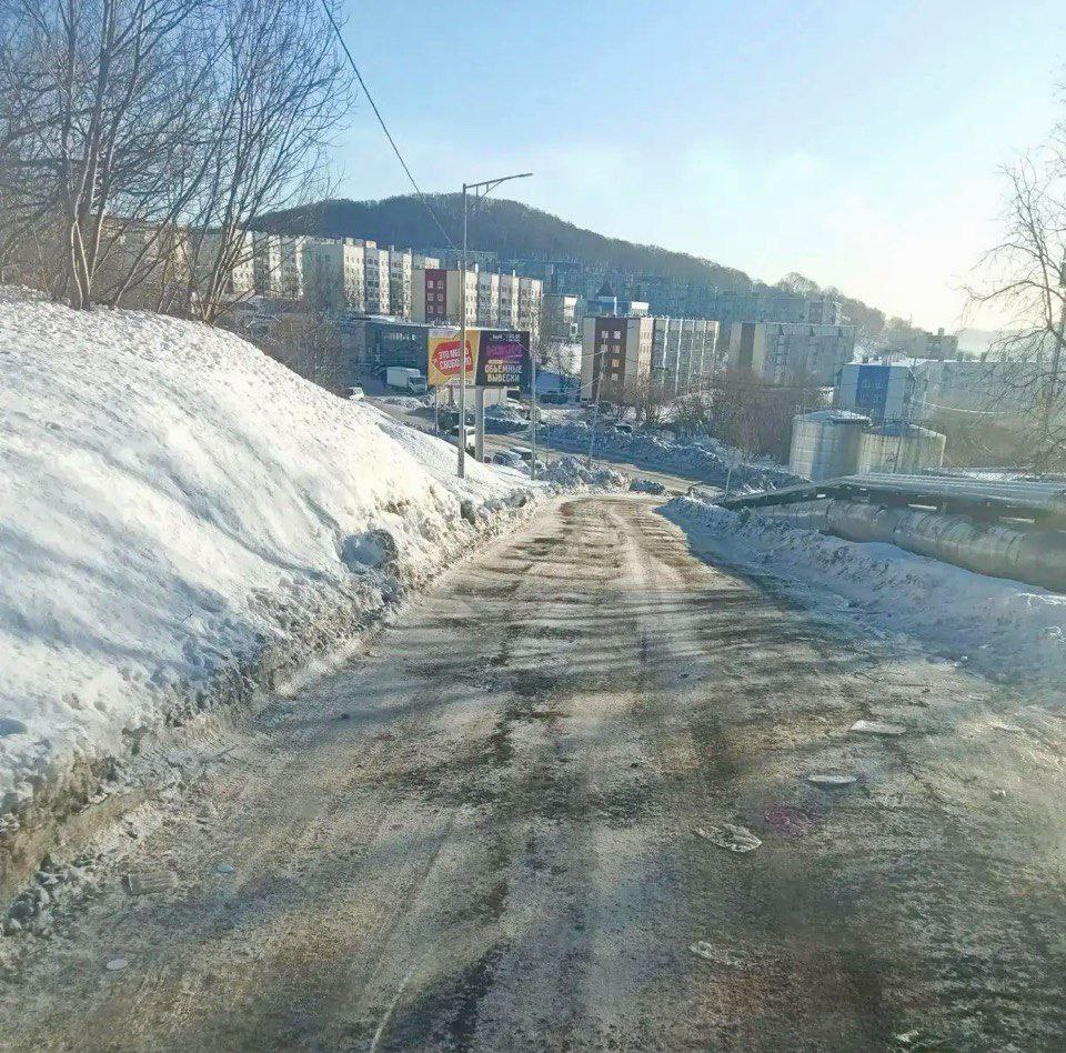 Город день за днем. 6 декабря 2025 года Дорожная техника продолжает работать расчищать и расширять внутриквартальные проезды Город день за днем. 6 декабря 2025 года Дорожная техника продолжает работать расчищать и расширять внутриквартальные проезды