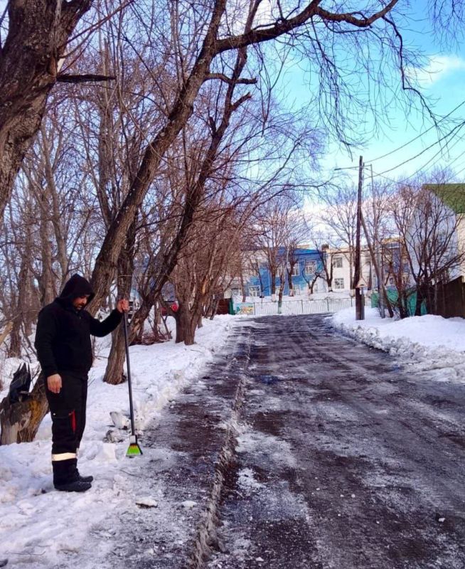 Город день за днем. 6 декабря 2025 года Дорожная техника продолжает работать расчищать и расширять внутриквартальные проезды