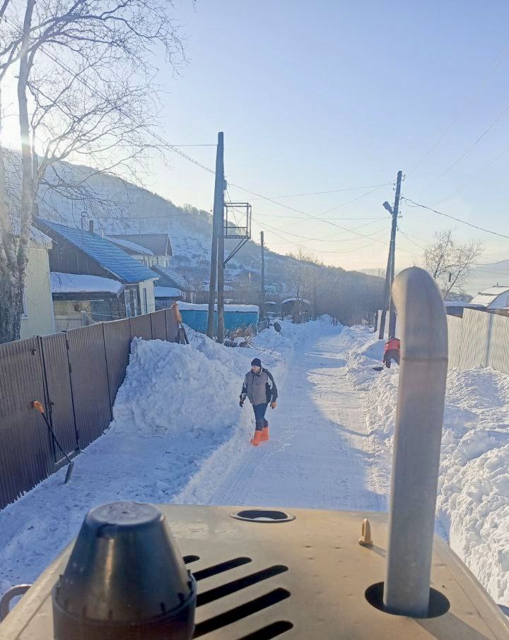 Город день за днем. 6 декабря 2025 года Дорожная техника продолжает работать расчищать и расширять внутриквартальные проезды Город день за днем. 6 декабря 2025 года Дорожная техника продолжает работать расчищать и расширять внутриквартальные проезды