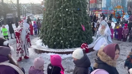 В сквере «Строителей» по проспекту Победы состоялось открытие новогодней ёлки