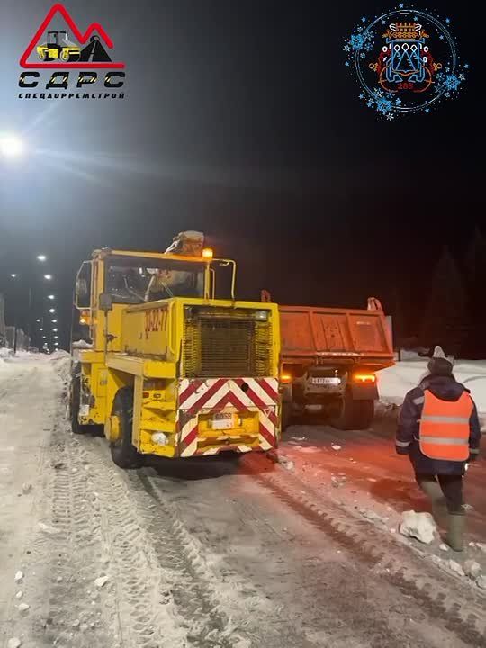 В ночную смену дорожные службы продолжили работу по расширению проезжей части и ликвидации снежных валов, которые образовались в результате снегоочистки