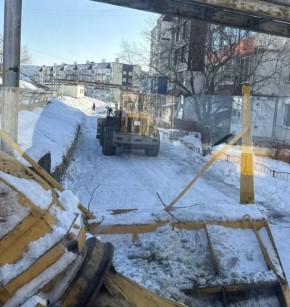 Город день за днем. 7 декабря2025 года С помощью специализированной техники подрядные организации расчищают от снега внутриквартальные и придомовые территории