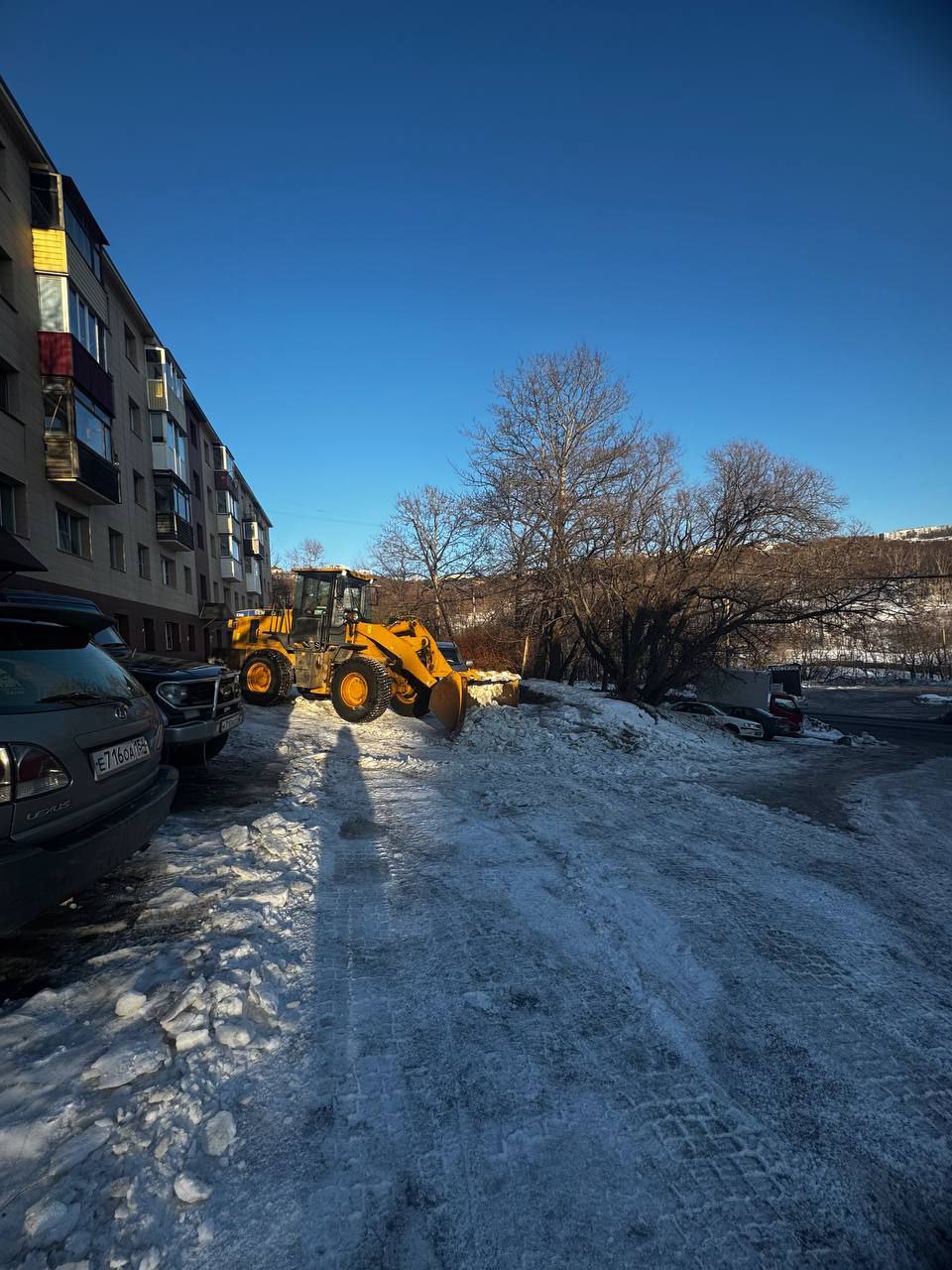 Город день за днем. 7 декабря2025 года С помощью специализированной техники подрядные организации расчищают от снега внутриквартальные и придомовые территории Город день за днем. 7 декабря2025 года С помощью специализированной техники подрядные организации расчищают от снега внутриквартальные и придомовые территории