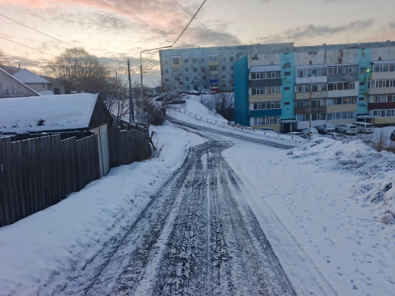 Город день за днем. 7 декабря2025 года С помощью специализированной техники подрядные организации расчищают от снега внутриквартальные и придомовые территории Город день за днем. 7 декабря2025 года С помощью специализированной техники подрядные организации расчищают от снега внутриквартальные и придомовые территории