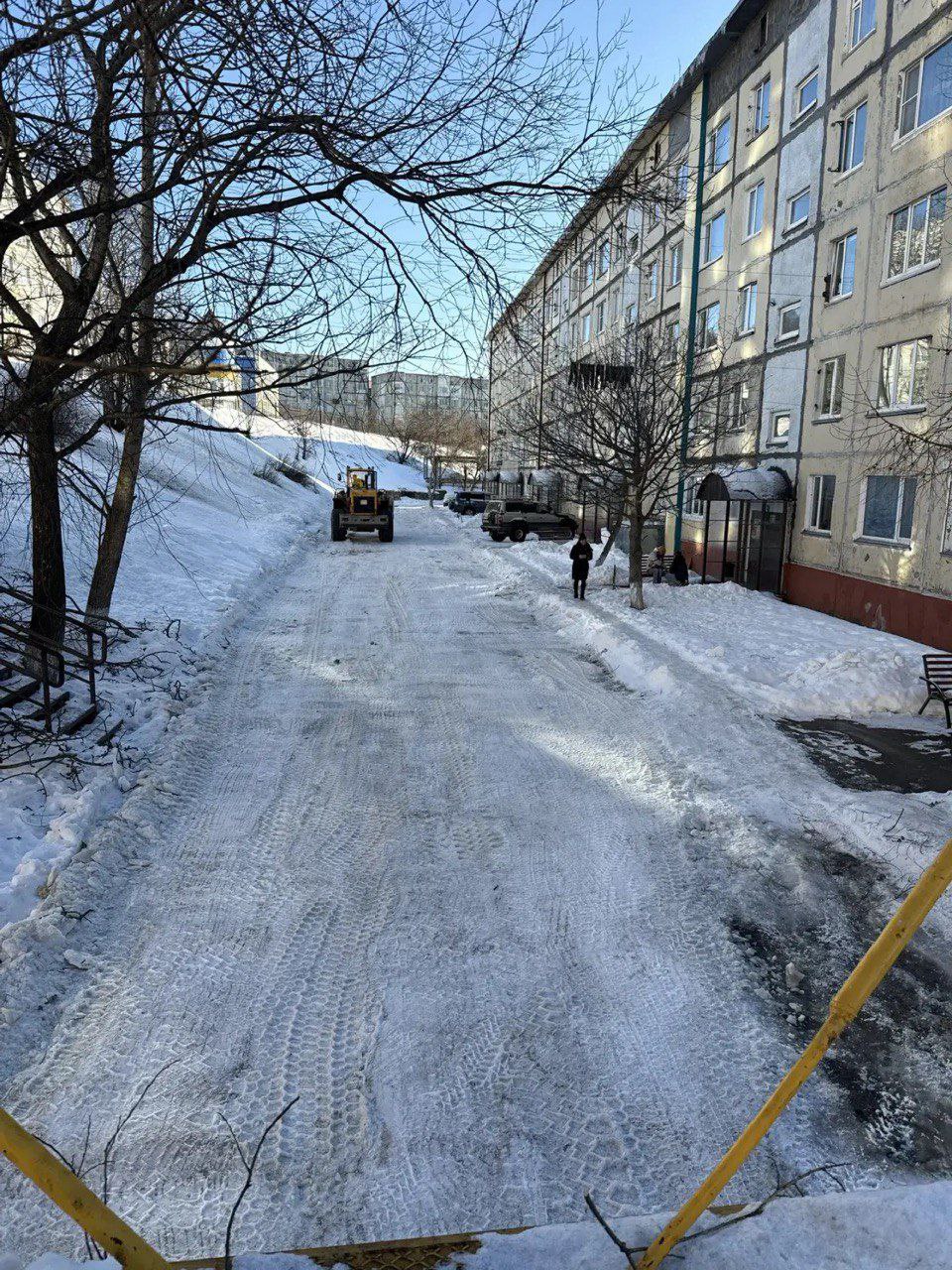 Город день за днем. 7 декабря2025 года С помощью специализированной техники подрядные организации расчищают от снега внутриквартальные и придомовые территории Город день за днем. 7 декабря2025 года С помощью специализированной техники подрядные организации расчищают от снега внутриквартальные и придомовые территории