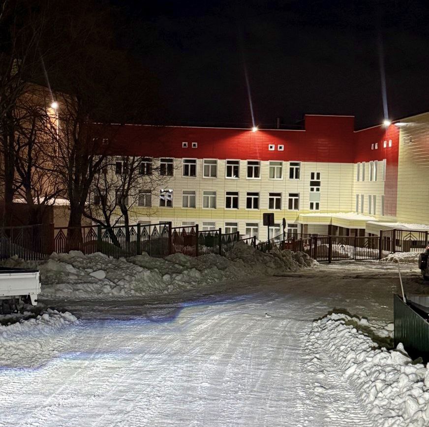 Город день за днем. 7 декабря2025 года С помощью специализированной техники подрядные организации расчищают от снега внутриквартальные и придомовые территории Город день за днем. 7 декабря2025 года С помощью специализированной техники подрядные организации расчищают от снега внутриквартальные и придомовые территории