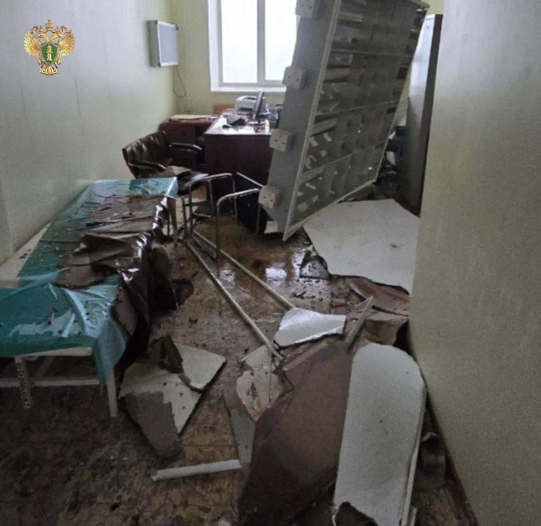 На Камчатке из-за сильного землетрясения в одной из больниц прорвало отопление, затопив кабинеты На Камчатке из-за сильного землетрясения в одной из больниц прорвало отопление, затопив кабинеты