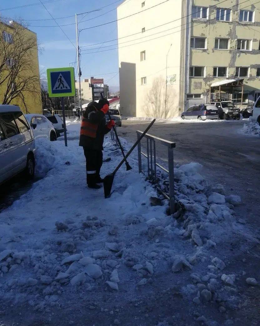 Город день за днем. 8 декабря 2025 года Подрядные организации продолжают работы по расчистке городских территорий, на особом контроле – посыпка дорог Город день за днем. 8 декабря 2025 года Подрядные организации продолжают работы по расчистке городских территорий, на особом контроле – посыпка дорог