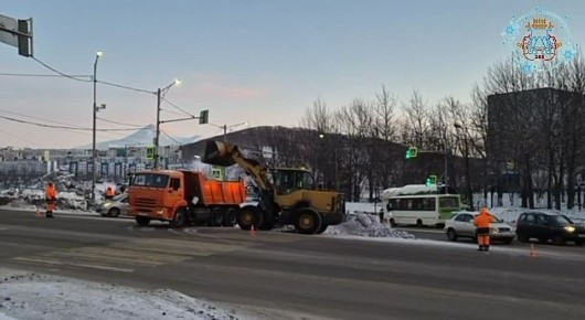 Город день за днем. 8 декабря 2025 года Подрядные организации продолжают работы по расчистке городских территорий, на особом контроле – посыпка дорог