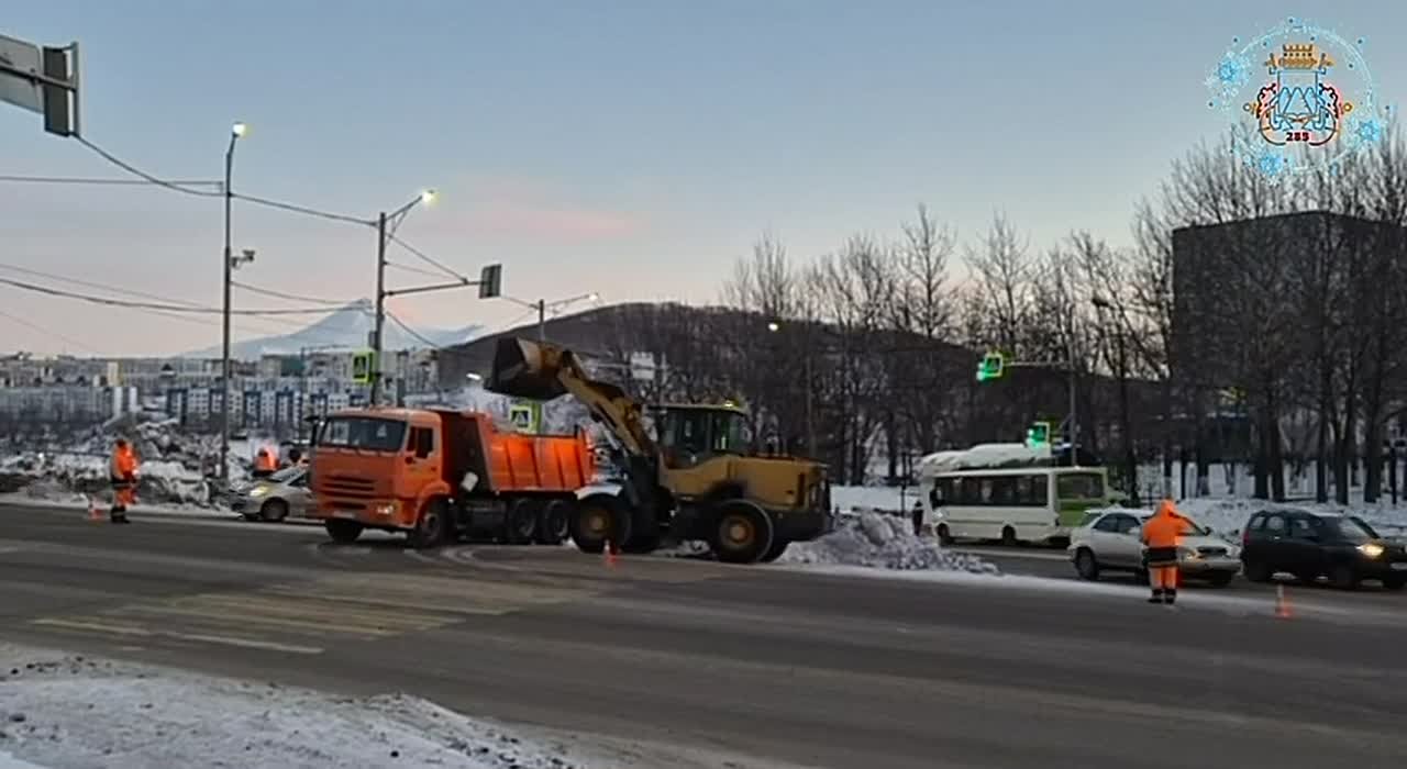 Город день за днем. 8 декабря 2025 года Подрядные организации продолжают работы по расчистке городских территорий, на особом контроле – посыпка дорог