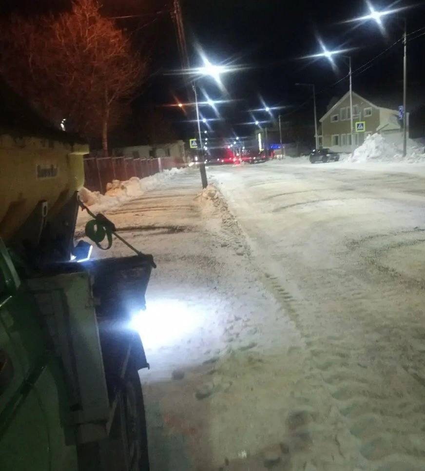 Город день за днем. 8 декабря 2025 года Подрядные организации продолжают работы по расчистке городских территорий, на особом контроле – посыпка дорог Город день за днем. 8 декабря 2025 года Подрядные организации продолжают работы по расчистке городских территорий, на особом контроле – посыпка дорог