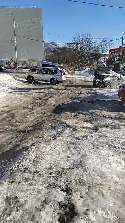 Продолжаем тему гололёда. Это остановка Садовая, территория возле банка