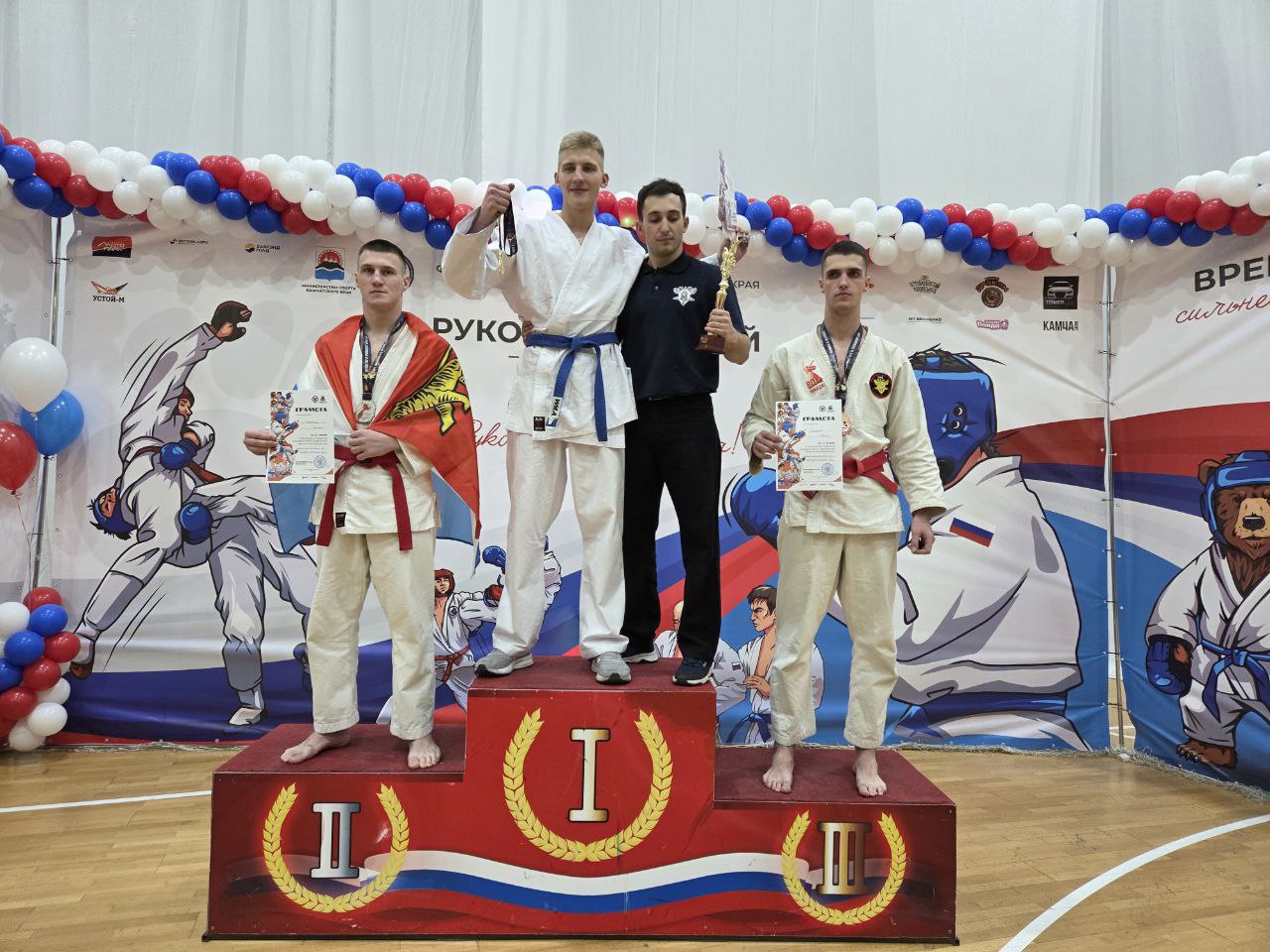 Сенатор и депутат наградили четырёх победителей турнира ДФО по рукопашному бою Сенатор и депутат наградили четырёх победителей турнира ДФО по рукопашному бою