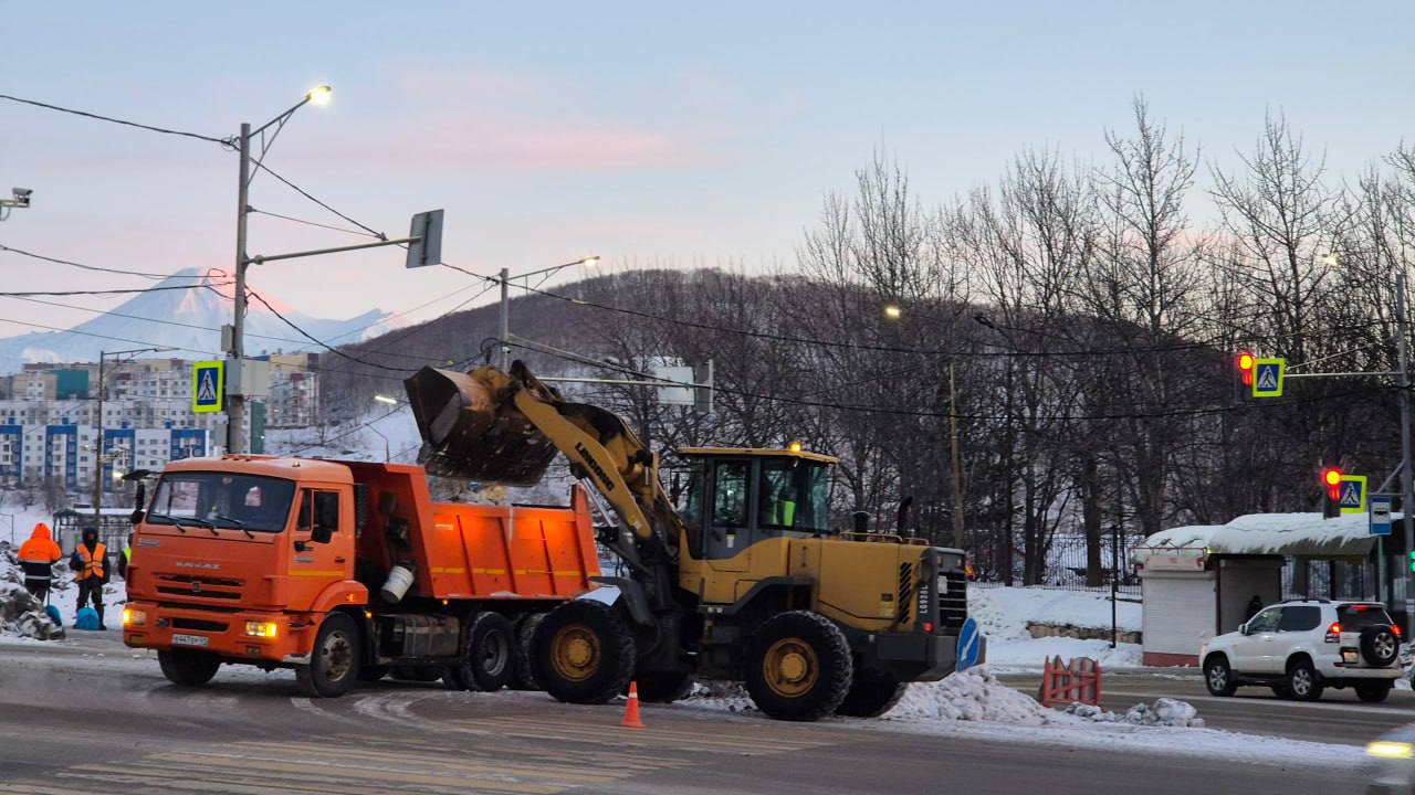 Город день за днем. 8 декабря 2025 года Подрядные организации продолжают работы по расчистке городских территорий, на особом контроле – посыпка дорог Город день за днем. 8 декабря 2025 года Подрядные организации продолжают работы по расчистке городских территорий, на особом контроле – посыпка дорог