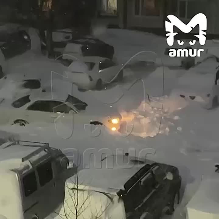 Вахтовки, выпущенные вместо автобусов, тоже застряли на заснеженных дорогах Петропавловска-Камчатского