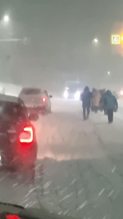 Петропавловск-Камчатский завален снегом: сугробы выше колес, пробки везде, дворы почти непроходимы