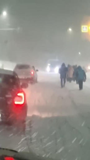 Петропавловск-Камчатский завален снегом: сугробы выше колес, пробки везде, дворы почти непроходимы