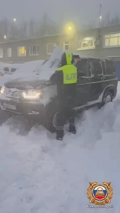 В Госавтоинспекции показали как сами откапывались этим утром, а потом отправились на дороги патрулировать