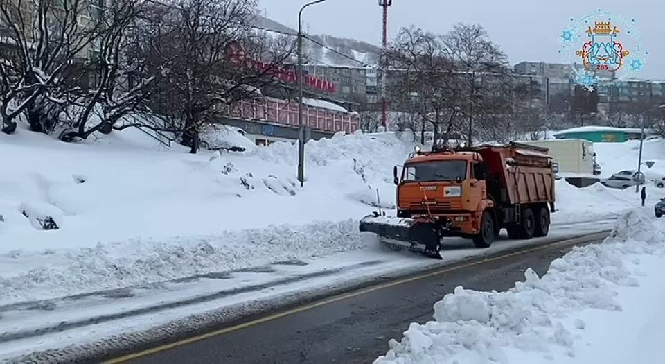 Дорожные службы продолжают работы по расчистке дорог