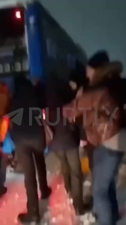 «Уважаемые мужики, давайте выйдем и толкнем автобус»: мощный снегопад в Петропавловске-Камчатском парализовал движение в городе — ликвидация последствий циклона до сих пор продолжается