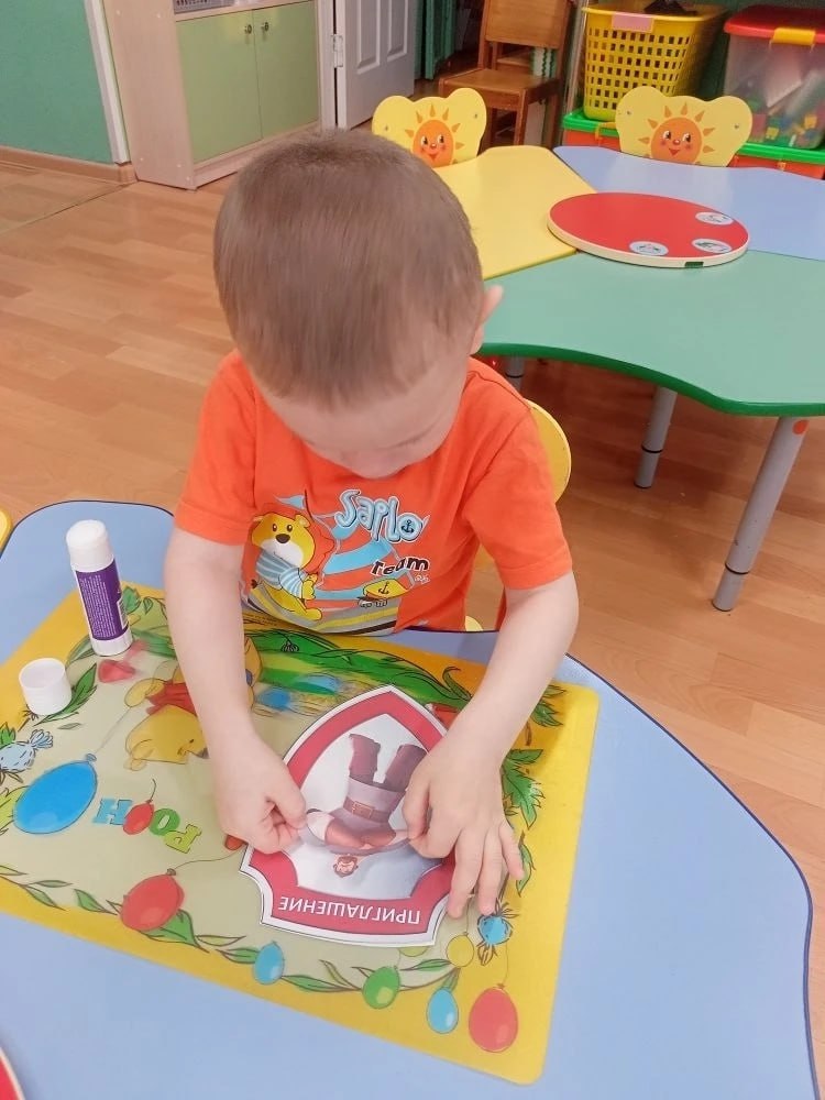 Учащиеся и дошколята Петропавловска-Камчатского чтят память героев Отечества Учащиеся и дошколята Петропавловска-Камчатского чтят память героев Отечества