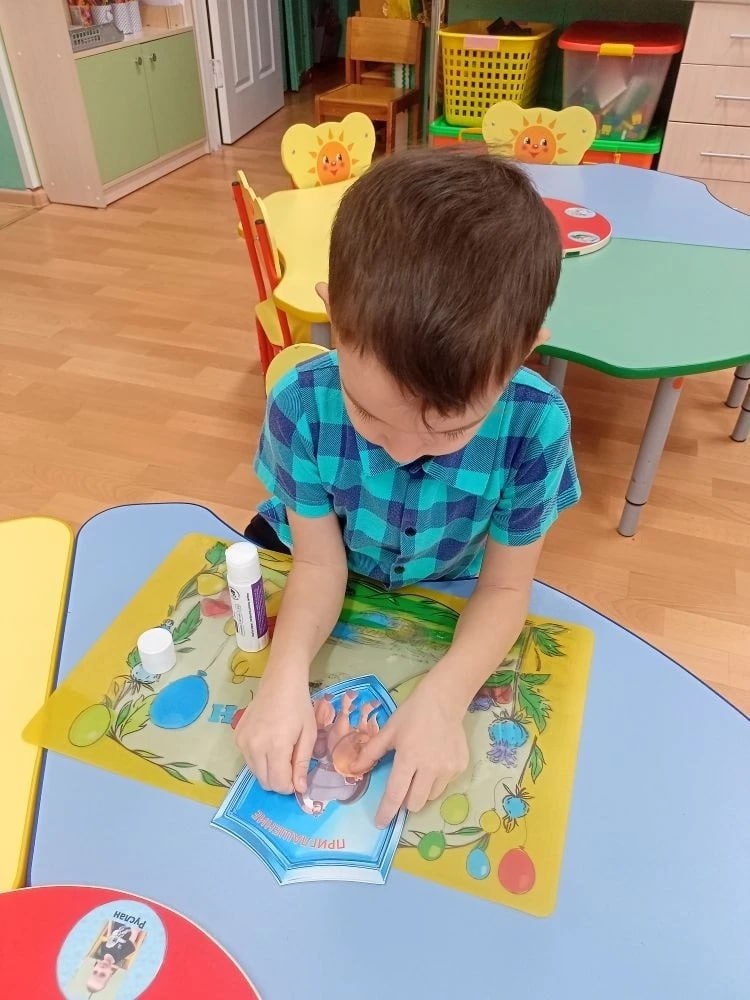 Учащиеся и дошколята Петропавловска-Камчатского чтят память героев Отечества Учащиеся и дошколята Петропавловска-Камчатского чтят память героев Отечества