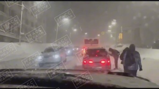 Люди идут пешком, общественный транспорт застревает в сугробах