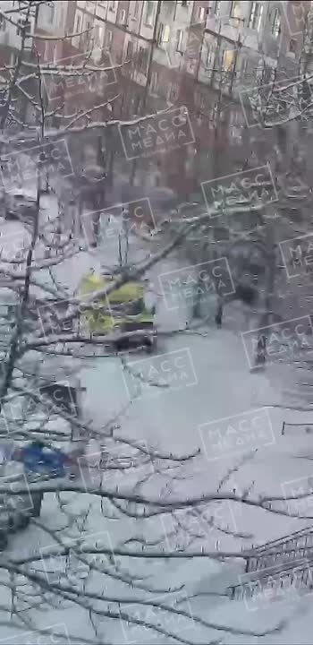 Машина реанимации не может проехать возле дома №30 по проспекту Циолковского