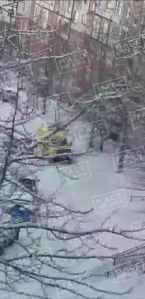 Машина реанимации не может проехать возле дома №30 по проспекту Циолковского