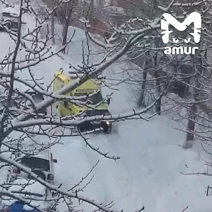 Реанимобиль застрял на заснеженной дороге в Петропавловске-Камчатском