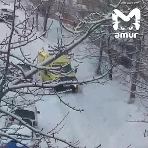 Реанимобиль застрял на заснеженной дороге в Петропавловске-Камчатском
