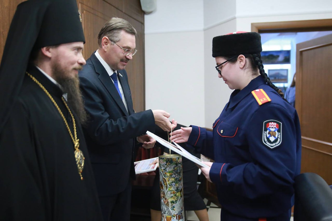 В камчатском парламенте наградили победителей конкурса детских рисунков «Красота Божьего мира» В камчатском парламенте наградили победителей конкурса детских рисунков «Красота Божьего мира»