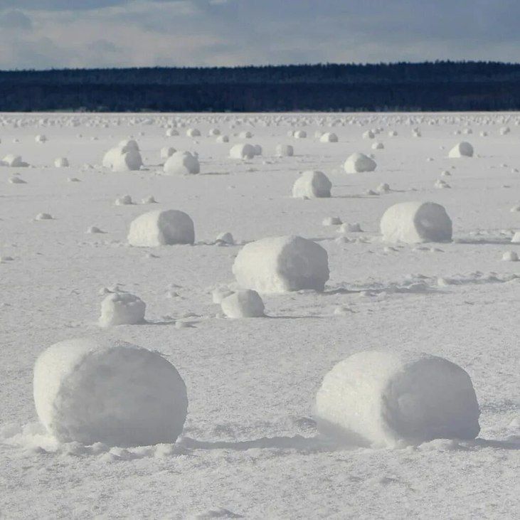 У аэропорта Оссора на Камчатке сегодня заметили редкое метеорологическое явление — снежные рулоны