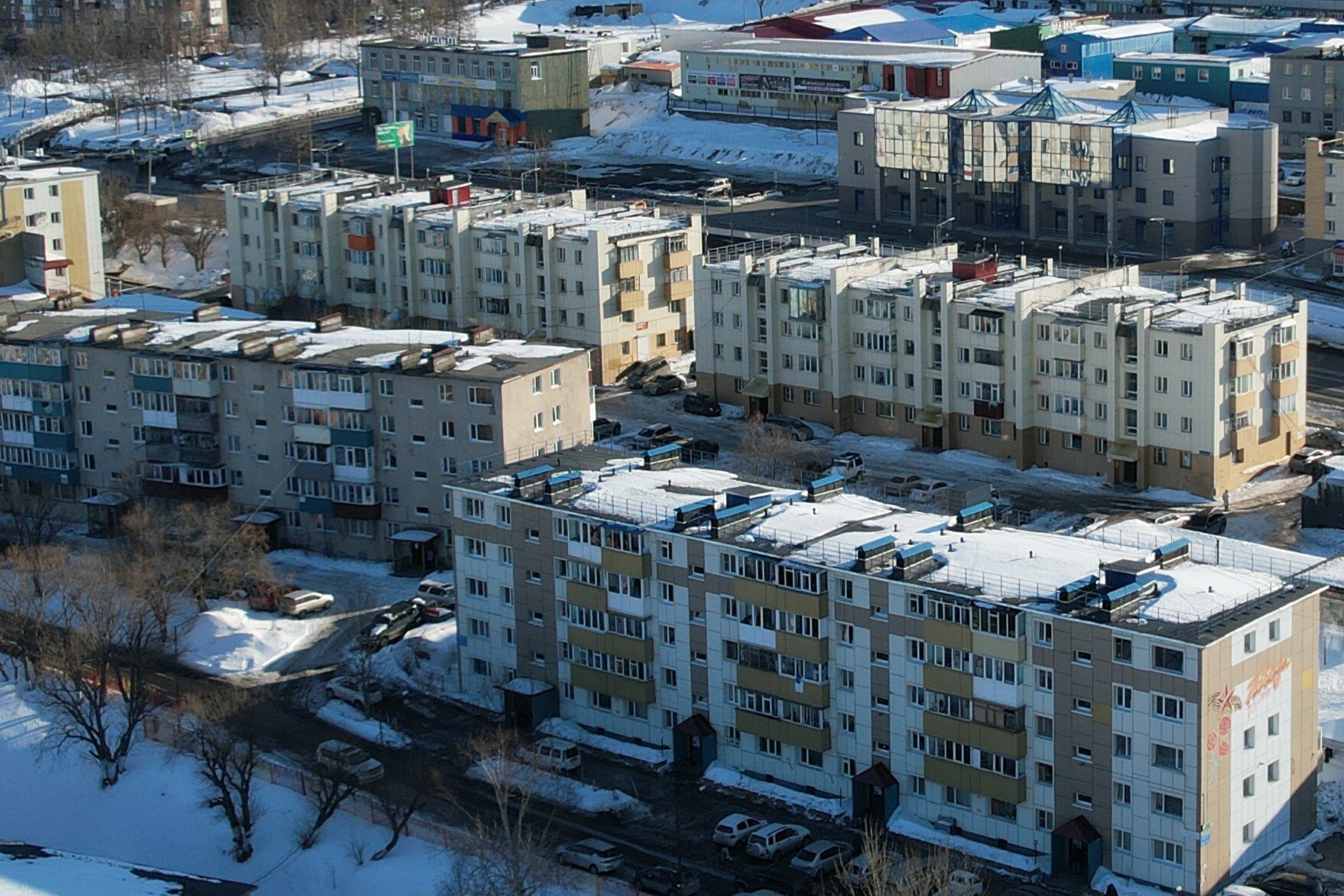 Своевременная уборка снега и наледи с крыш и карнизов зданий