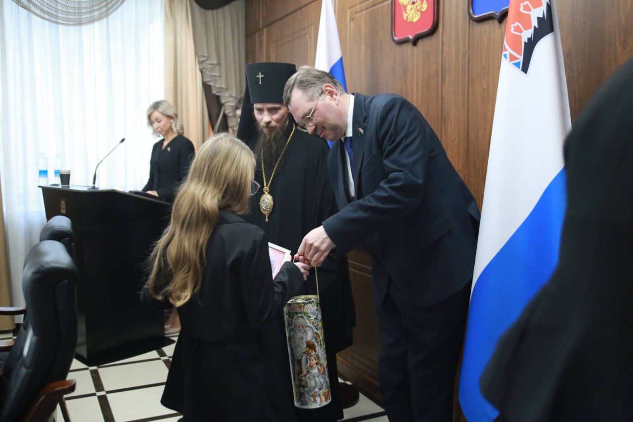 В камчатском парламенте наградили победителей конкурса детских рисунков «Красота Божьего мира» В камчатском парламенте наградили победителей конкурса детских рисунков «Красота Божьего мира»