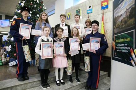 В камчатском парламенте наградили победителей конкурса детских рисунков «Красота Божьего мира»