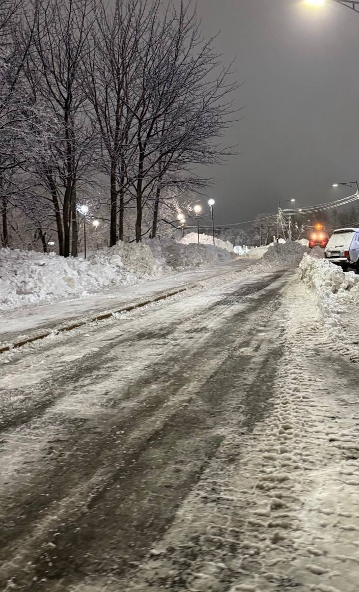 Город день за днем. 10 декабря 2025 года В Петропавловске-Камчатском дорожные службы продолжают работы по ликвидации последствий прошедшего циклона