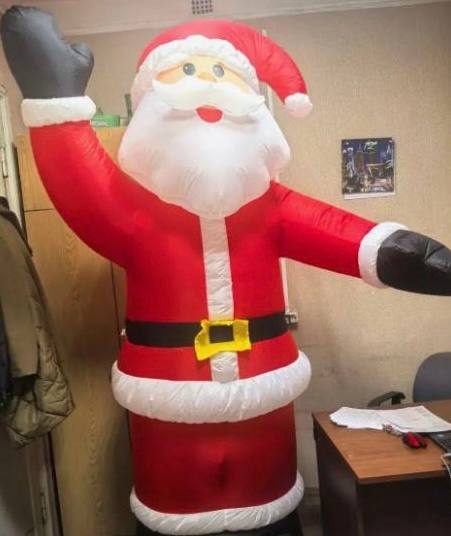 Грустный житель Камчатки украл надувного Деда Мороза, потому что хотел праздника