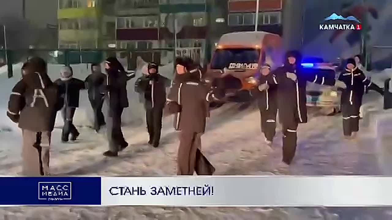 Стань заметней. Танцевальный флешмоб, рассказывающий о важности светоотражающих элементов на одежде, прошел в краевой столице