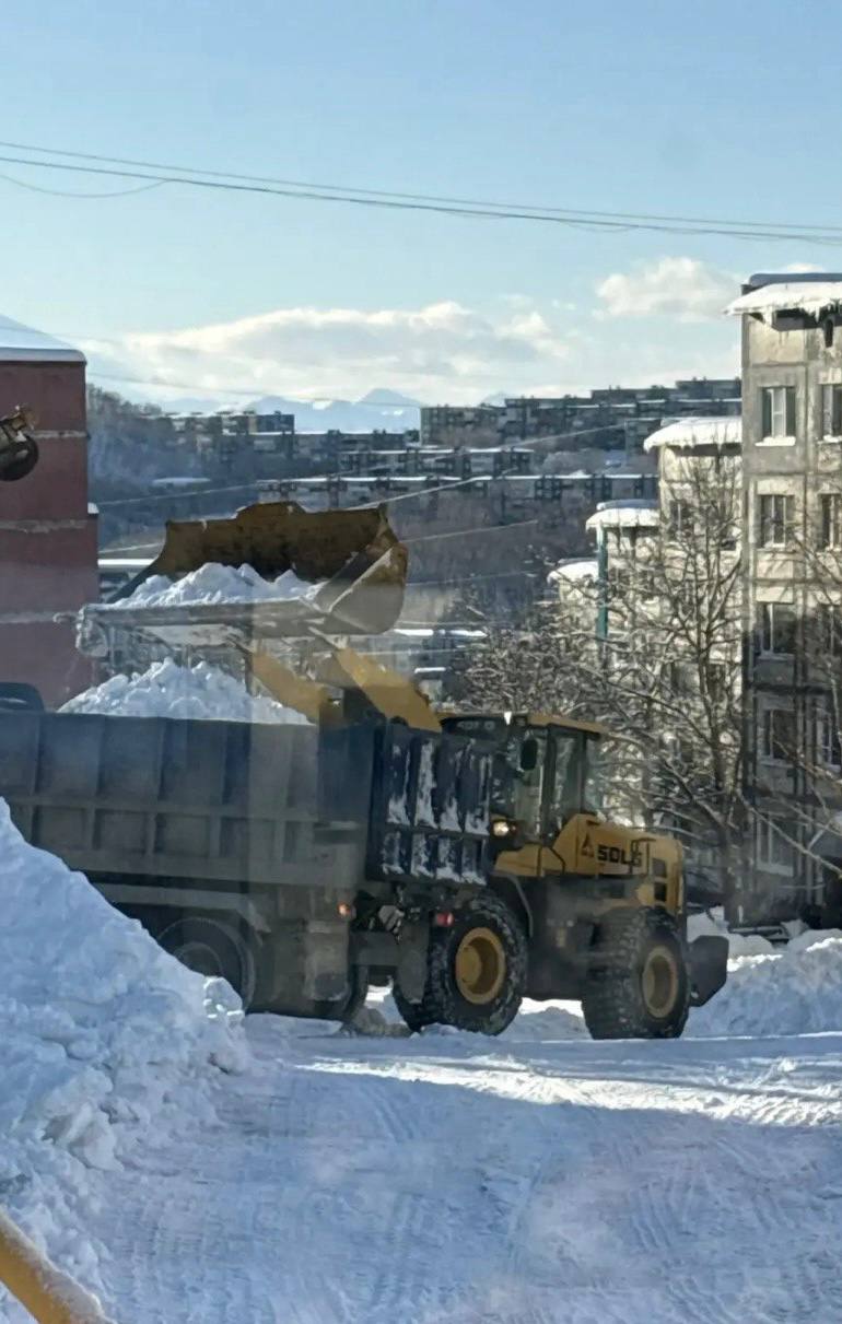 Город день за днем. 11 декабря 2025 года В Петропавловске-Камчатском дорожные службы продолжают комплекс работ по ликвидации последствий циклона Город день за днем. 11 декабря 2025 года В Петропавловске-Камчатском дорожные службы продолжают комплекс работ по ликвидации последствий циклона