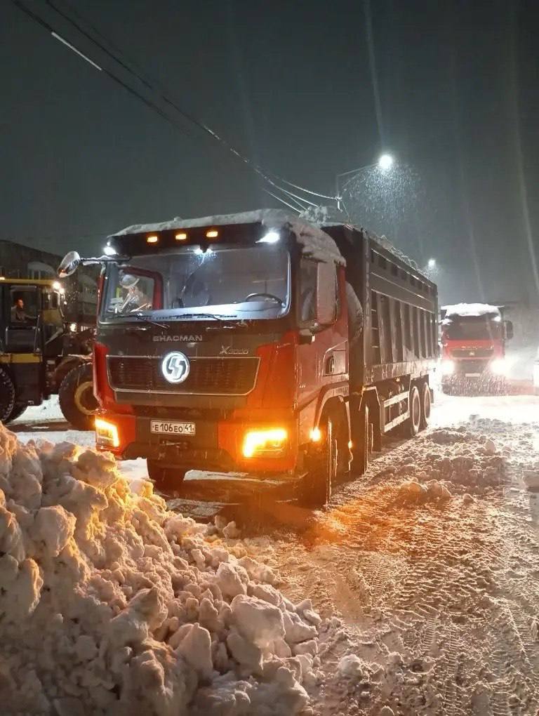 Город день за днем. 11 декабря 2025 года В Петропавловске-Камчатском дорожные службы продолжают комплекс работ по ликвидации последствий циклона