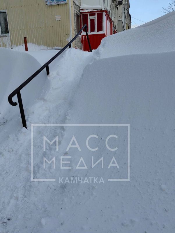 Снежные преграды повсюду. Вот так выглядит лестница возле дома №32 по улице Кавказскойв районе 8 км