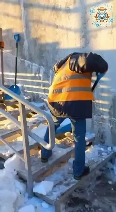 Подрядчики проводят работы по расчистке и обработке тротуаров, пешеходных зон и лестниц